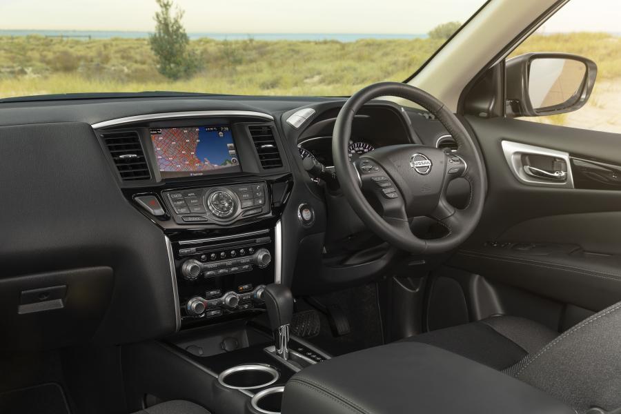 Торпедо Nissan Pathfinder ST (R52) 2017 года  (AU) (фото 35 из 40)